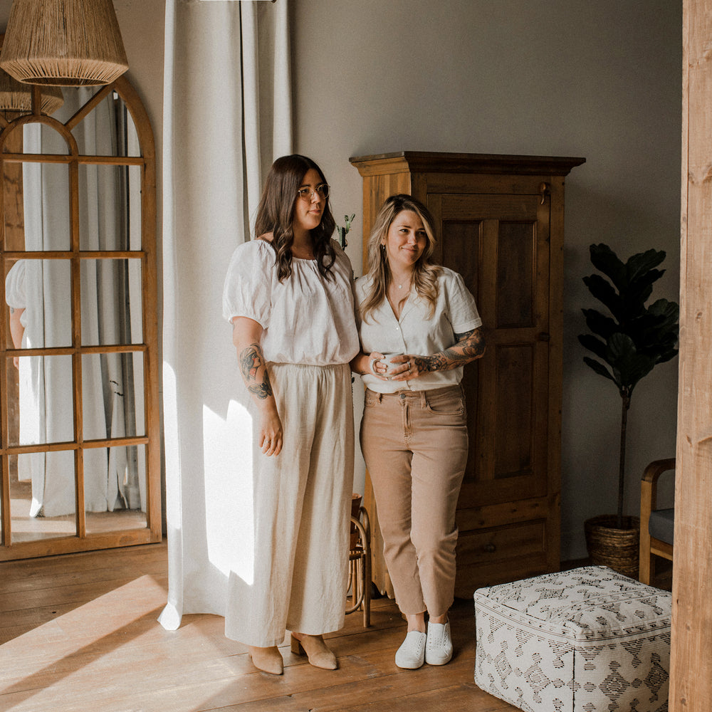 femmes debout dans un décor rustique