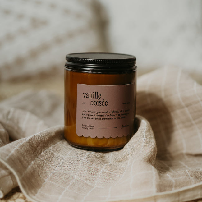 Woody vanilla candle