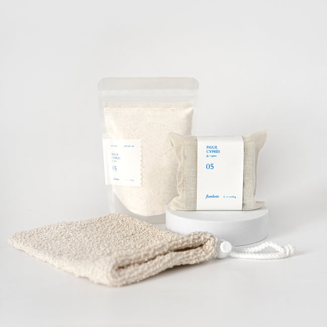 lait de bain, savon en barre et sac exfoliant