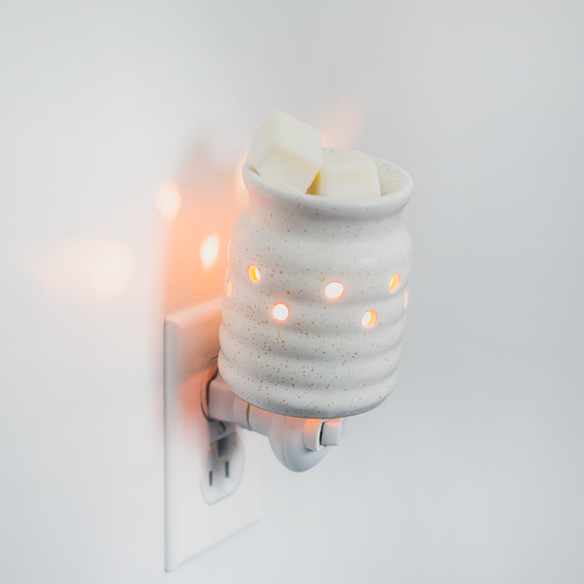 Fabrication De Mini Cire Fondue Pour Diffuseur De Lampe Aromatique À La  Maison. Banque D'Images et Photos Libres De Droits. Image 160339186